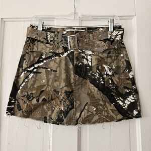 Refrain Camo Mini Skirt Junior's Size 5, Raw Hem, Belt